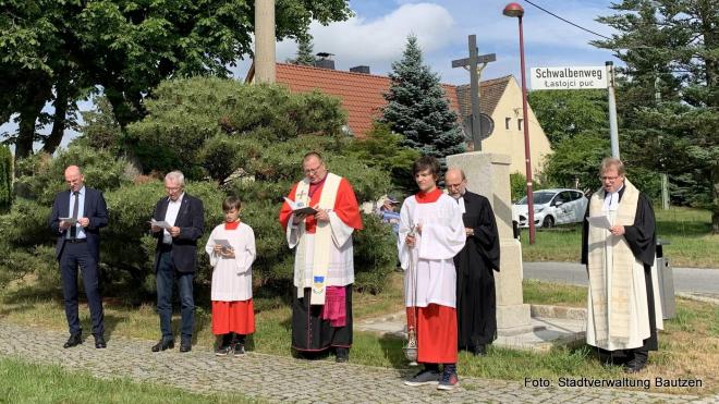 Datei:Weihe-sorbisches-katholisches-Wegkreuz-Stadtverwaltung-Bautzen .jpg