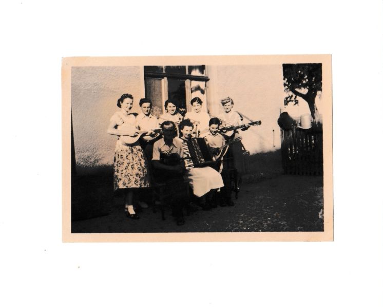 Datei:Mandolinengruppe Krimmel,A.,Liebsch, Lisa, Krimmel,E.,Schmidt,K, Unglaube,H., Keßler,Bruder Schiemek.jpg